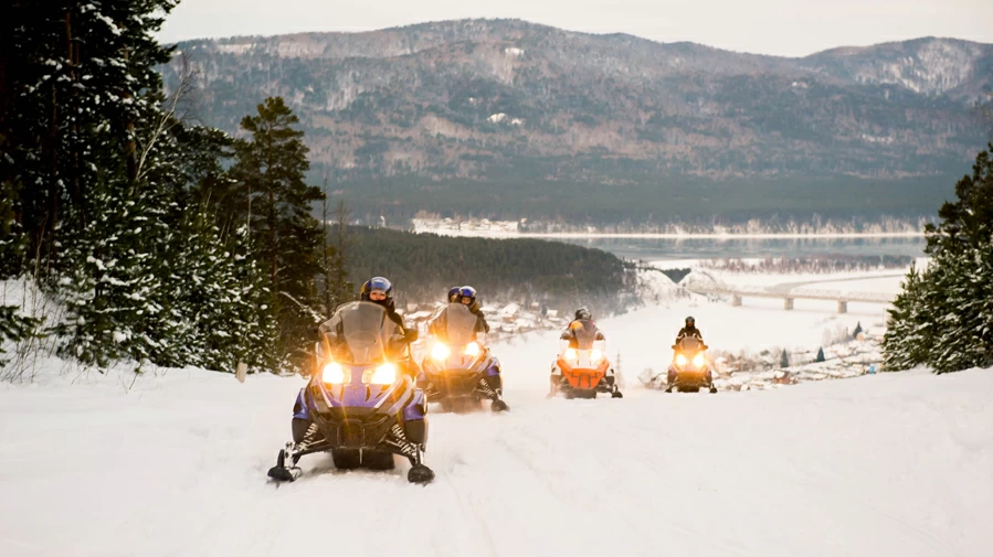 фото парня и девушки на романтическом свидании в публичном месте