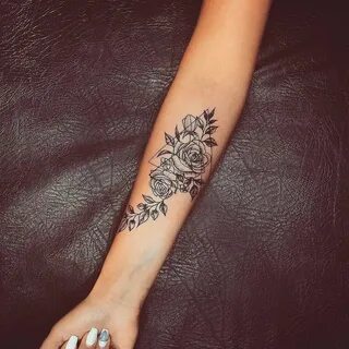 Девушка с татуировкой на плече в солярии