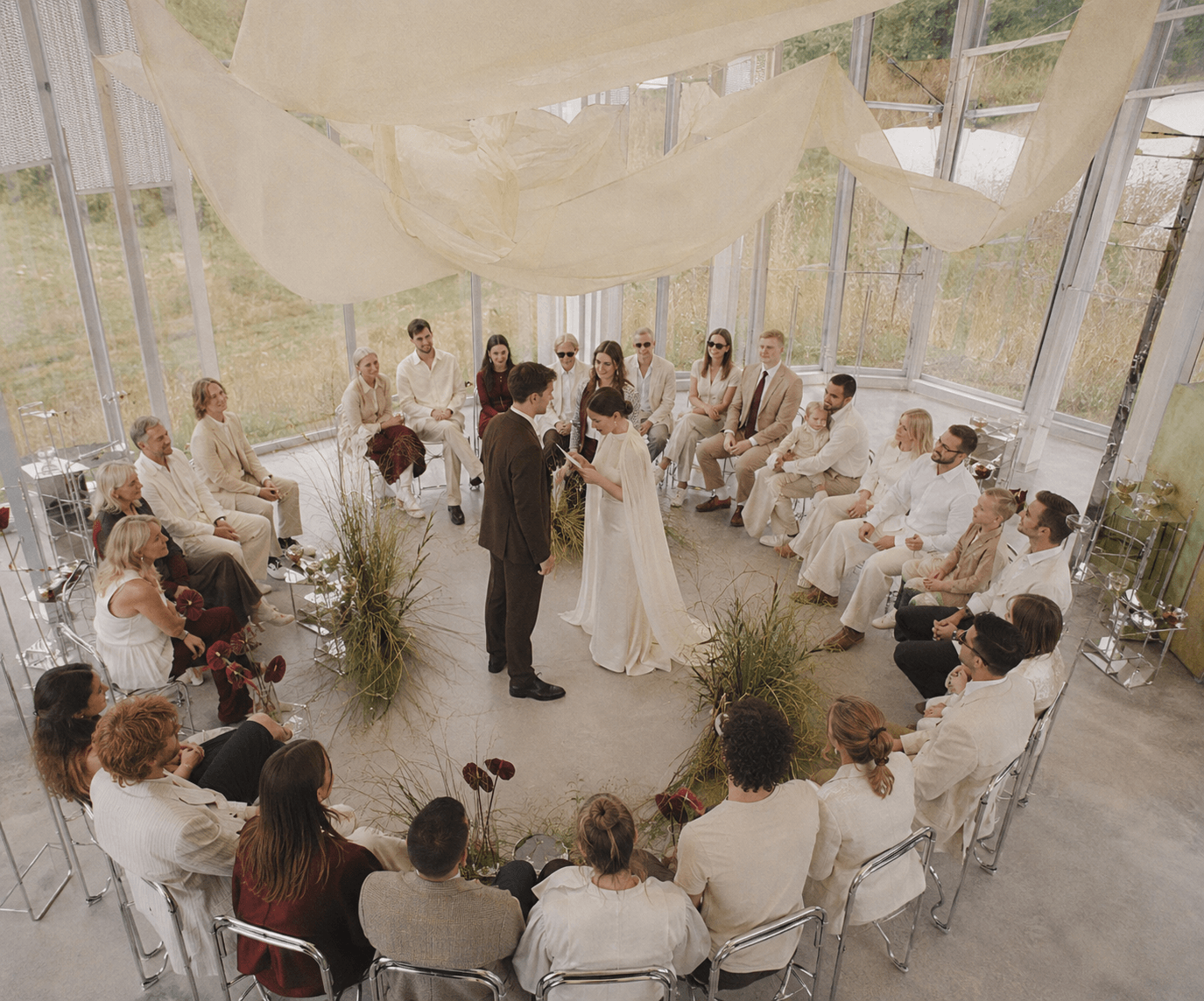 Современная камерная свадебная церемония с гостями