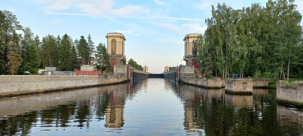 C шлюз. Теплоход в шлюзе. ворота москвы икшинское водохранилище. шлюзование теплохода. теплоход со шлюзованием москва.