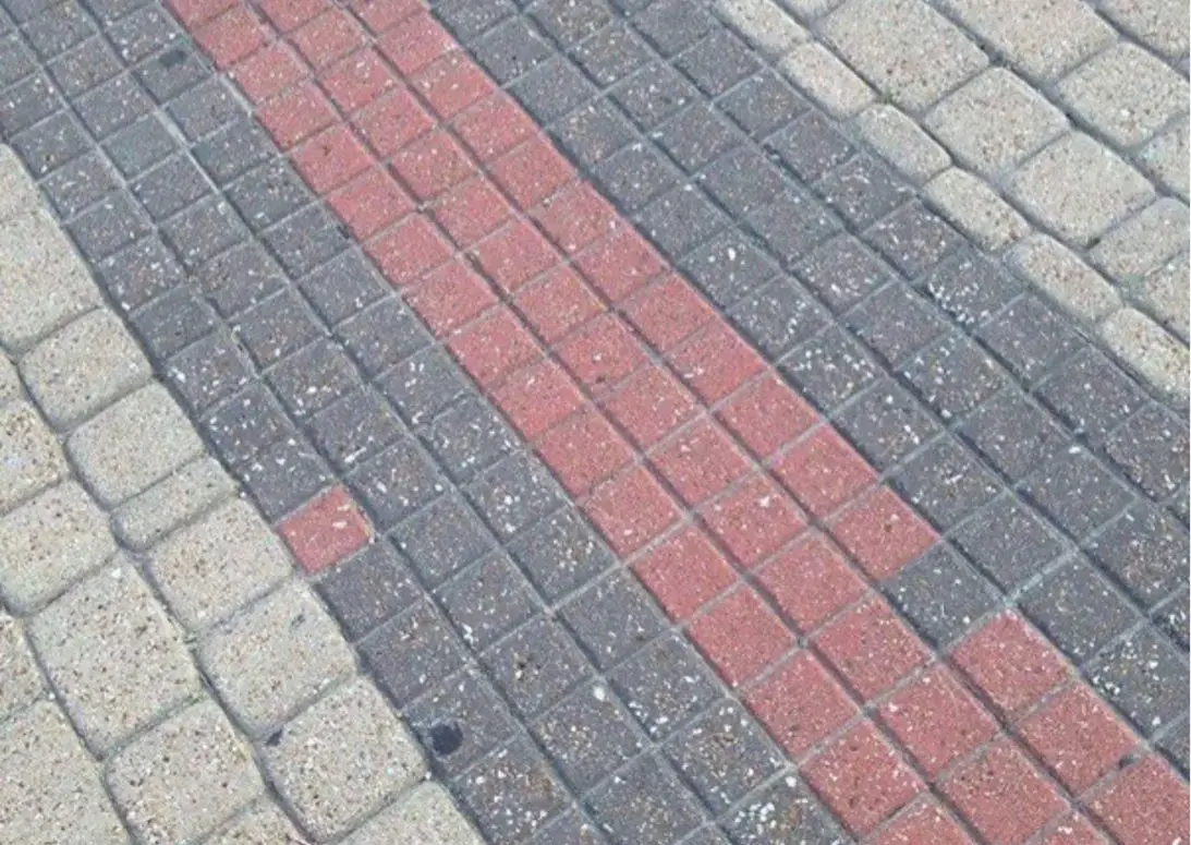 Фото неровно выложенной тротуарной плитки с ошибкой в узоре — пример мема «You had one job!» про неудачное выполнение простой задачи