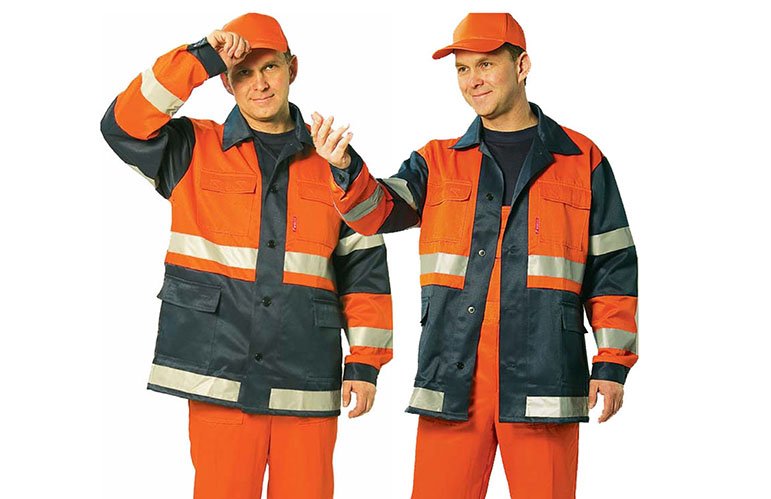 Спецодежда антистатик. Спб квант рабочая корпоративная одежда. Снять спецодежду. Спецодежда табличка. Логотип на спине спецодежды.