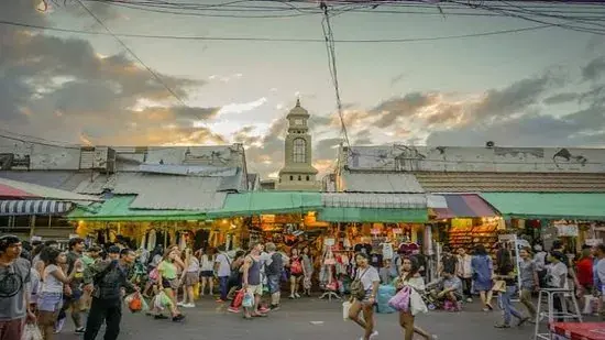 Башня с часами рынка Чатучак на закате над торговыми рядами