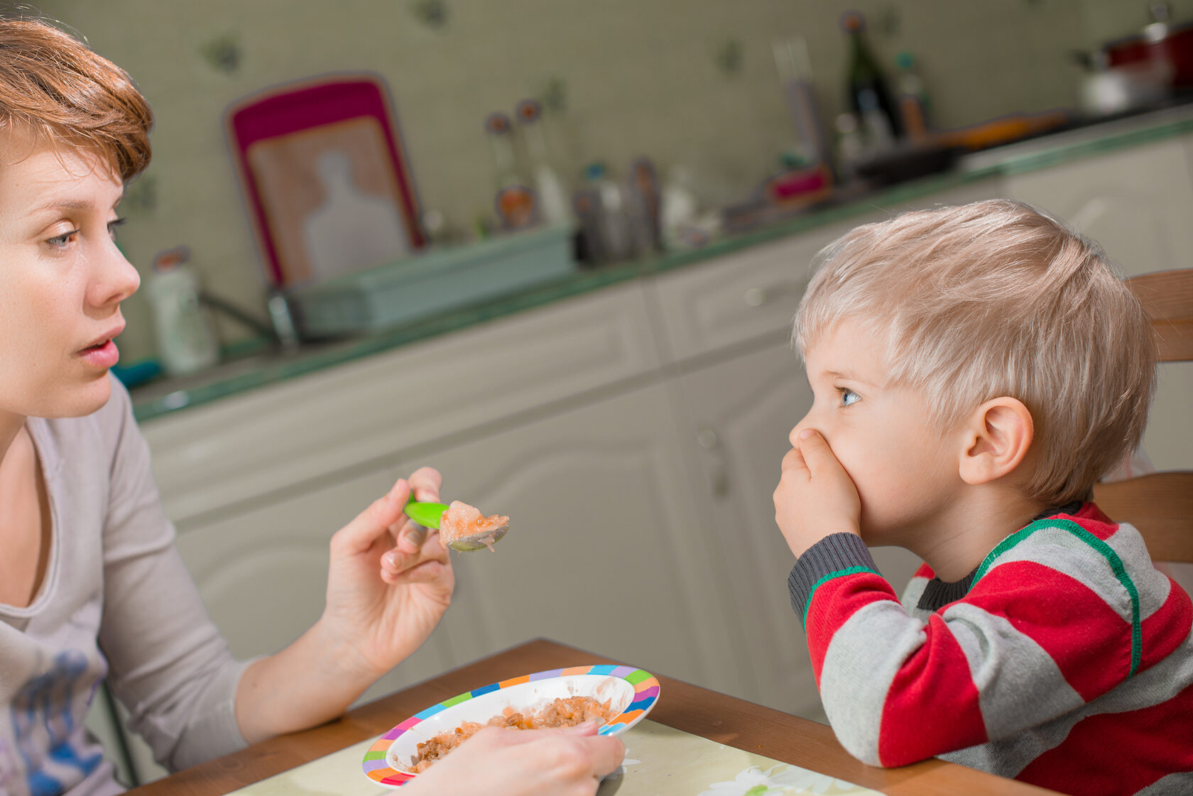 Rejected mommy. Ребенок отказывается от еды. Дети за едой. Ребенок не хочет есть. Дети за столом.