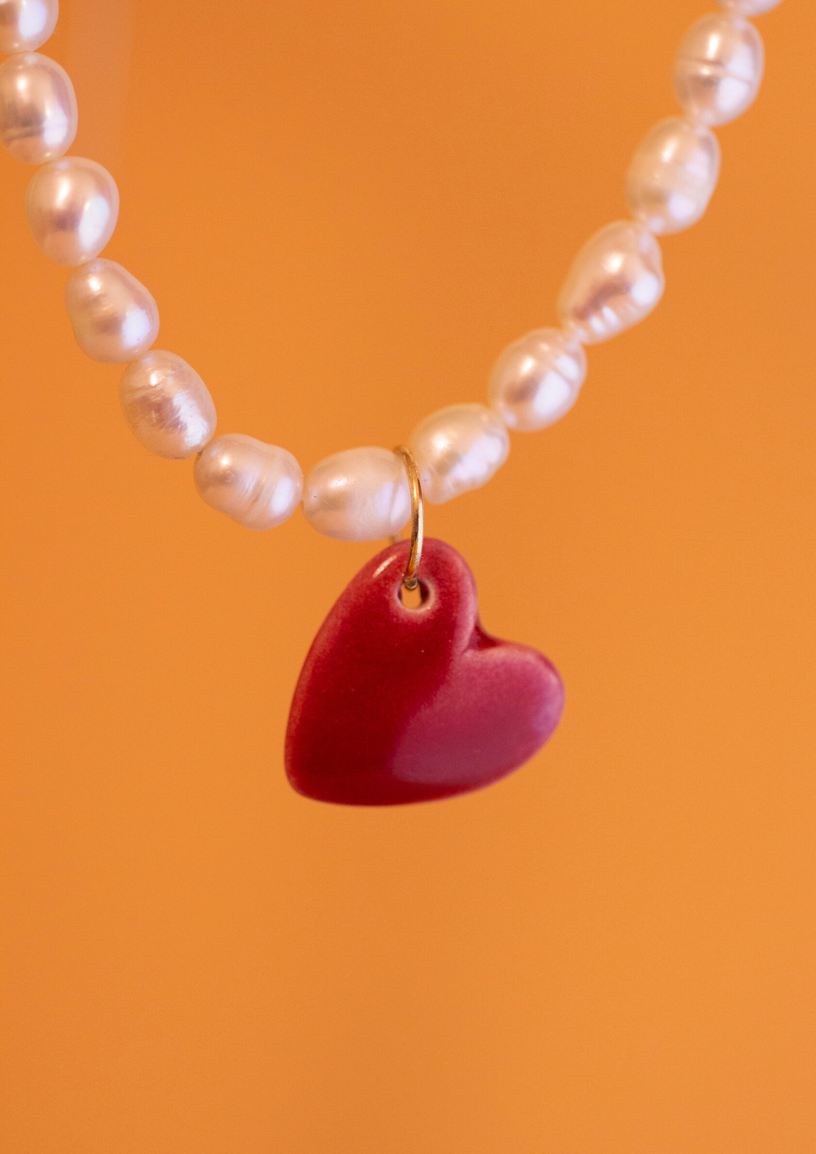 жемчужное ожерелье на шею с подвеской сердце розовое, чокер из жемчуга с сердечком, украшение на шею cosmicbead