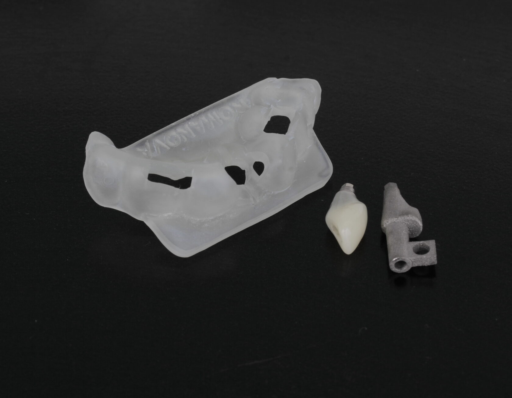 Хирургический шаблон, провизорная реставрация из биосовместимого фотополимера, напечатанная на 3 D принтере, индивидуальный слепочный трансфер