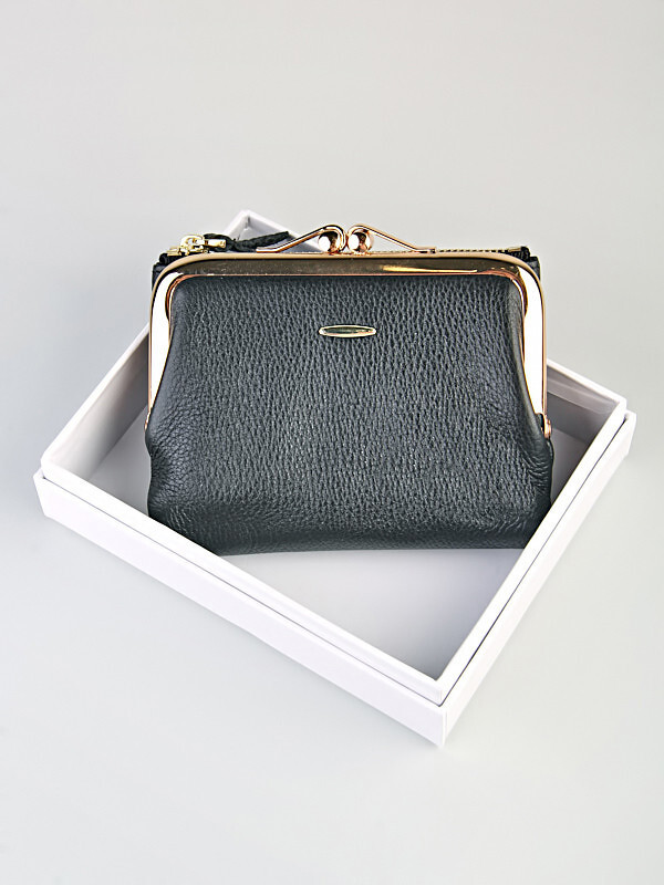 Кошелек женский. Изделие выполнено из натуральной мягкой кожи. Закрывается на магнит.