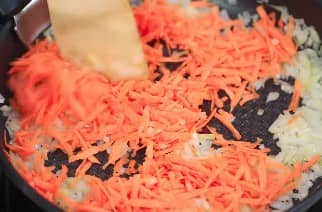 Приготовление щей из свежей капусты с болгарским перцем: шаг 3