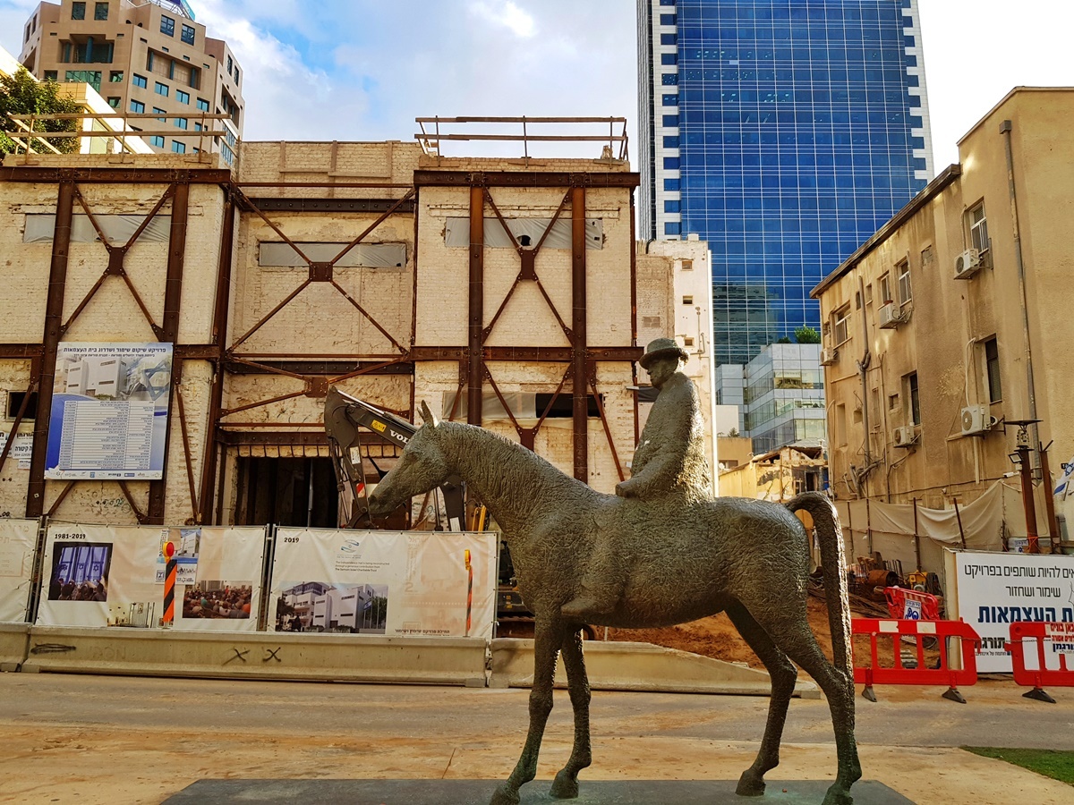 Бульвар Ротшильд Тель-Авив. Памятник Дизенгофу.
