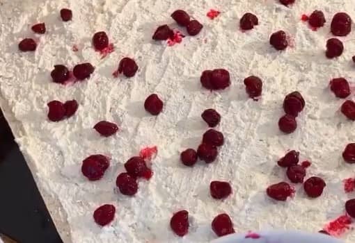 Приготовление штруделя из лаваша с творогом и вишней в духовке: шаг 3