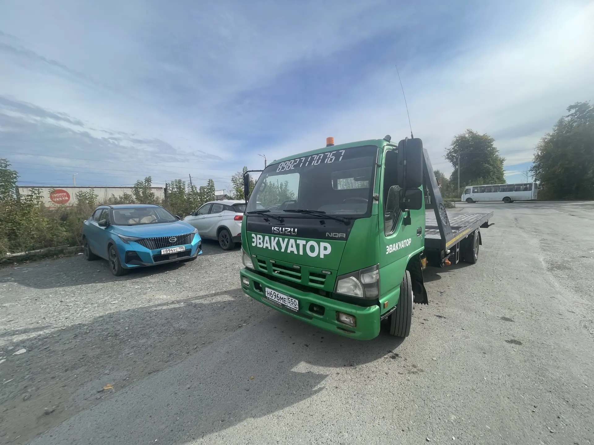 Эвакуатор на ночной дороге