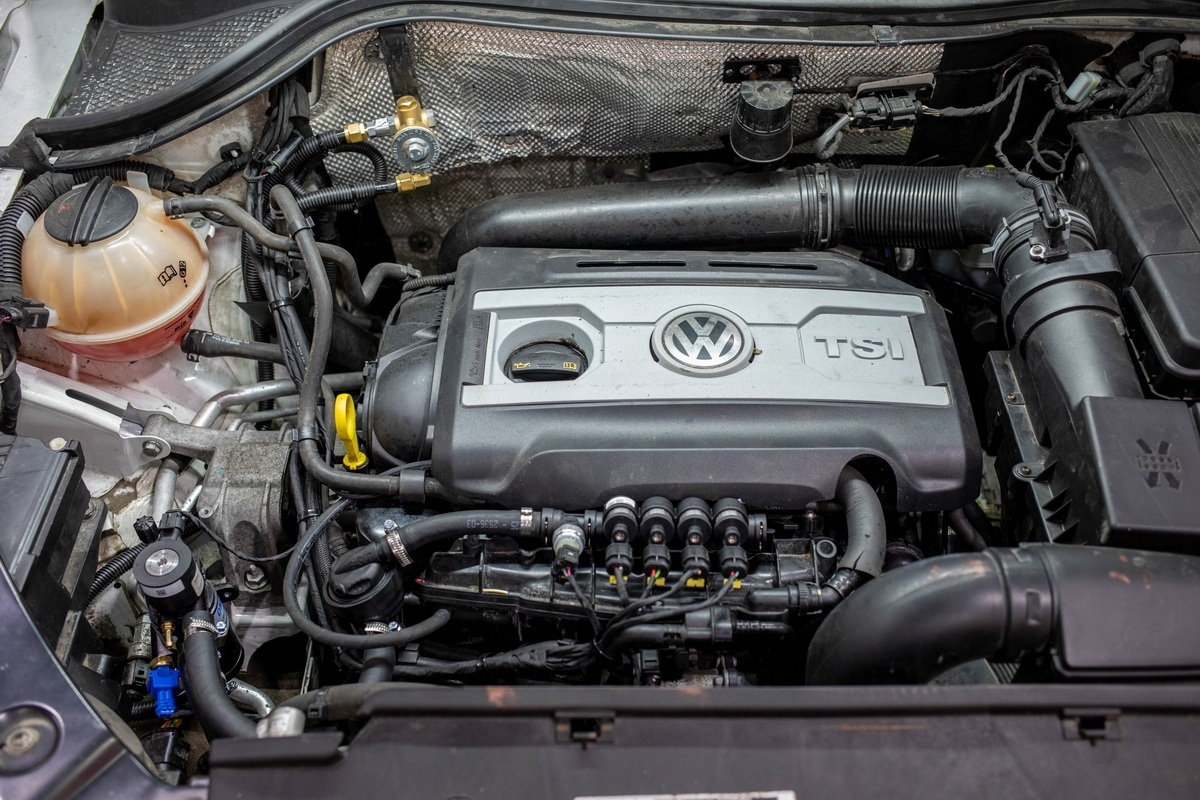 Подкапотное пространство VOLKSWAGEN TIGUAN с установленным ГБО OMVL Dreamotion.