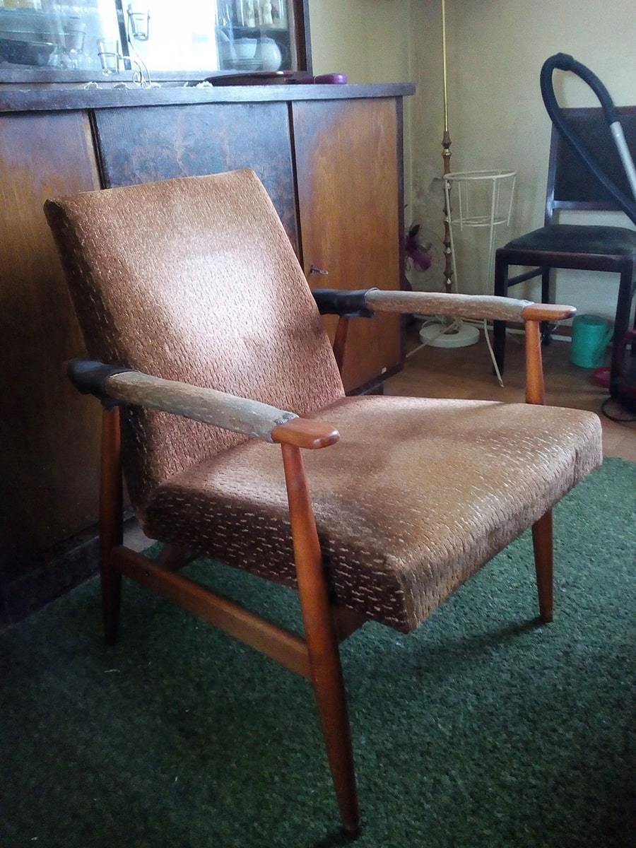 Кресло старое дряхлое