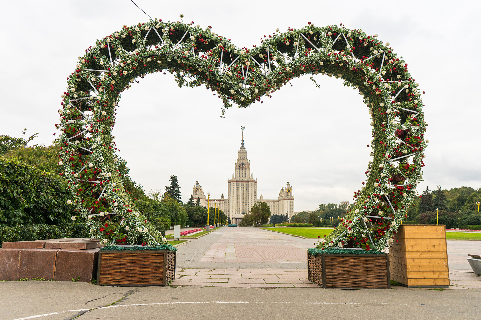 Работа на праздники москва. Украшения ко Дню города. День города оформление. Украшения к Дню города Москва. Оформление Москвы к Дню города.