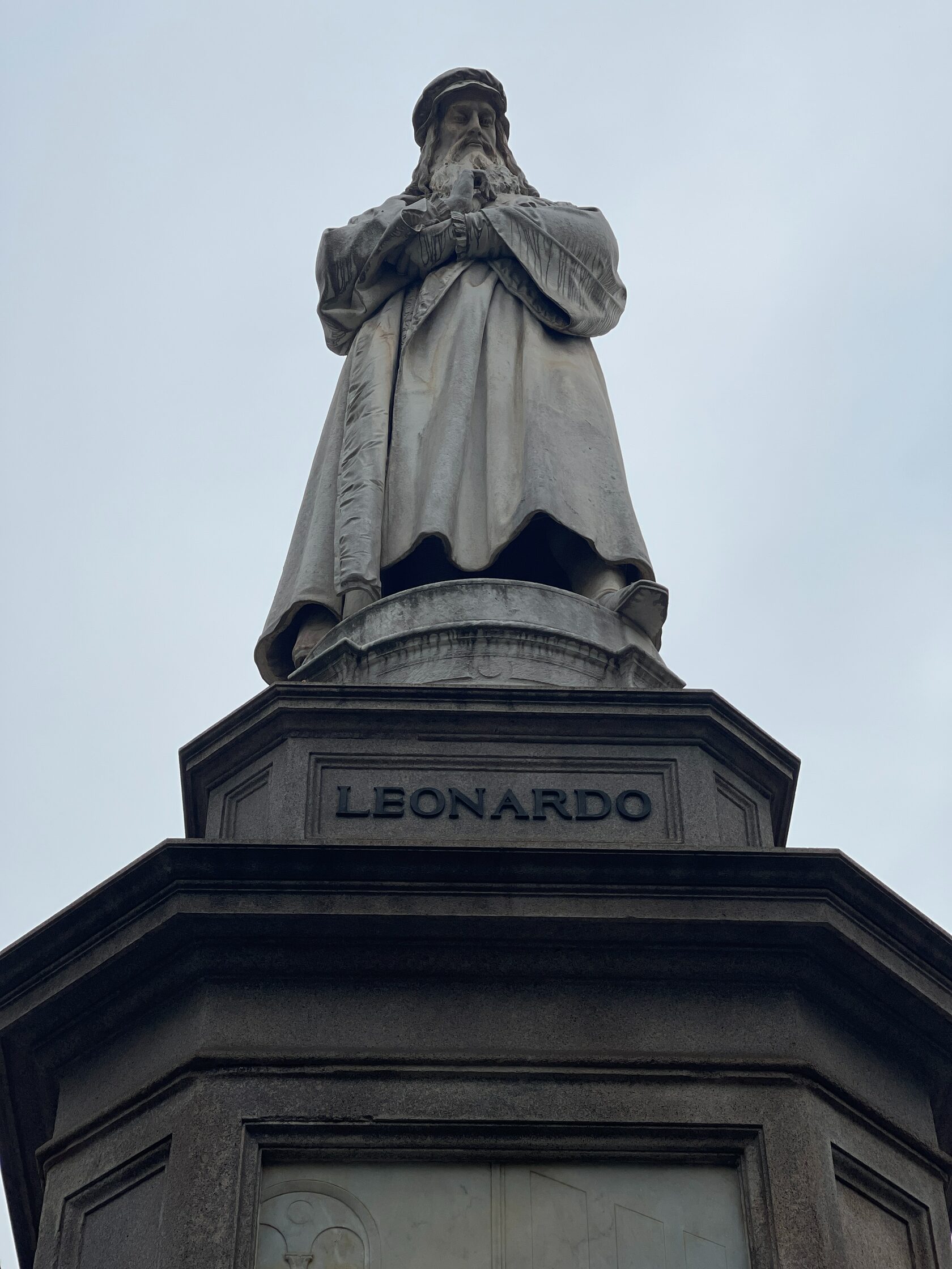 Италия. Памятник Леонардо да Винчи