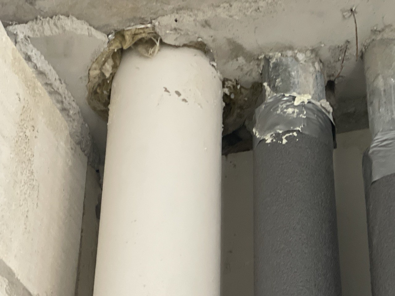 Отсутствует противопожарная муфта канализационного стояка