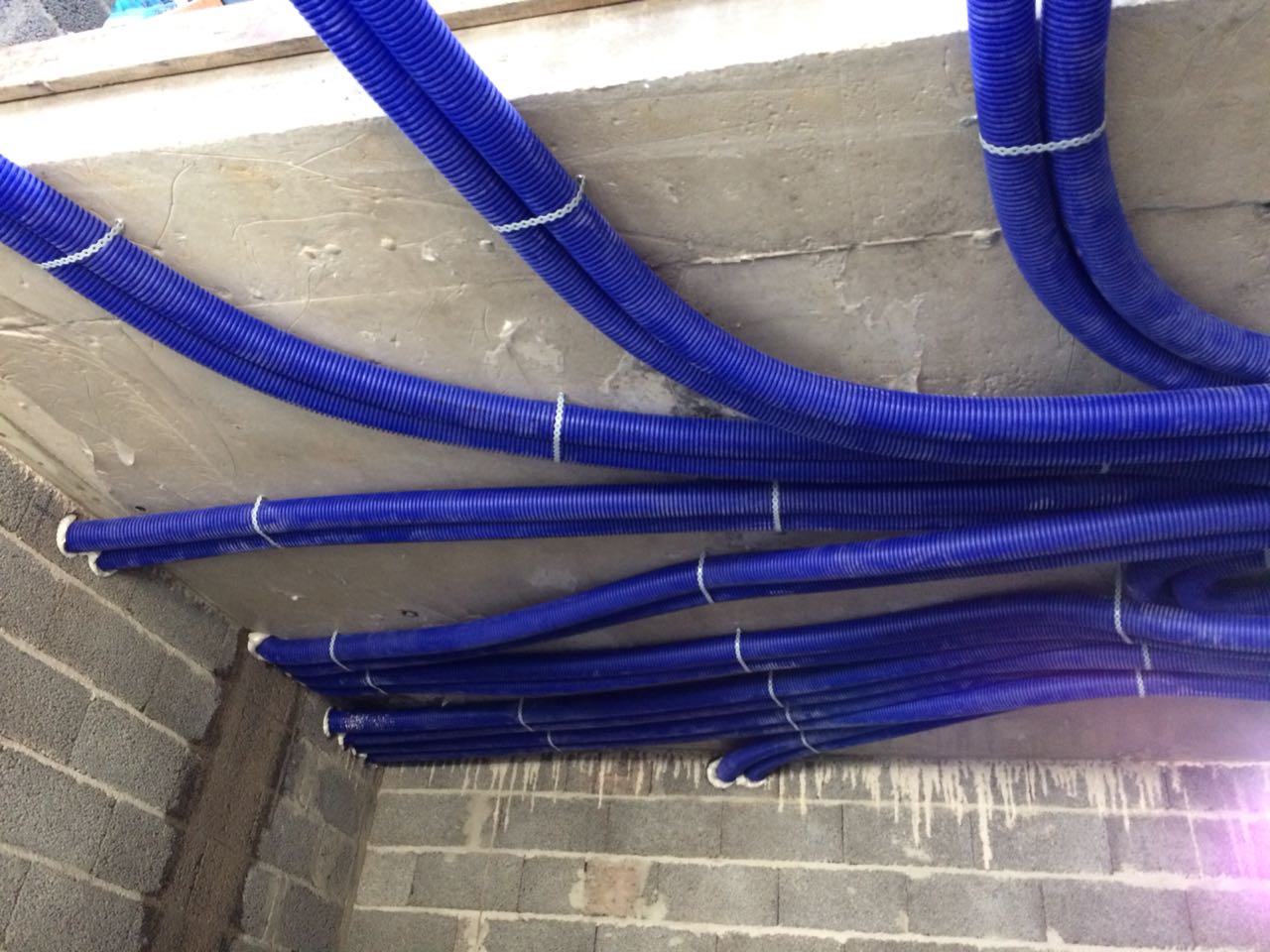 Монтаж гибких воздуховодов вентиляции - фото