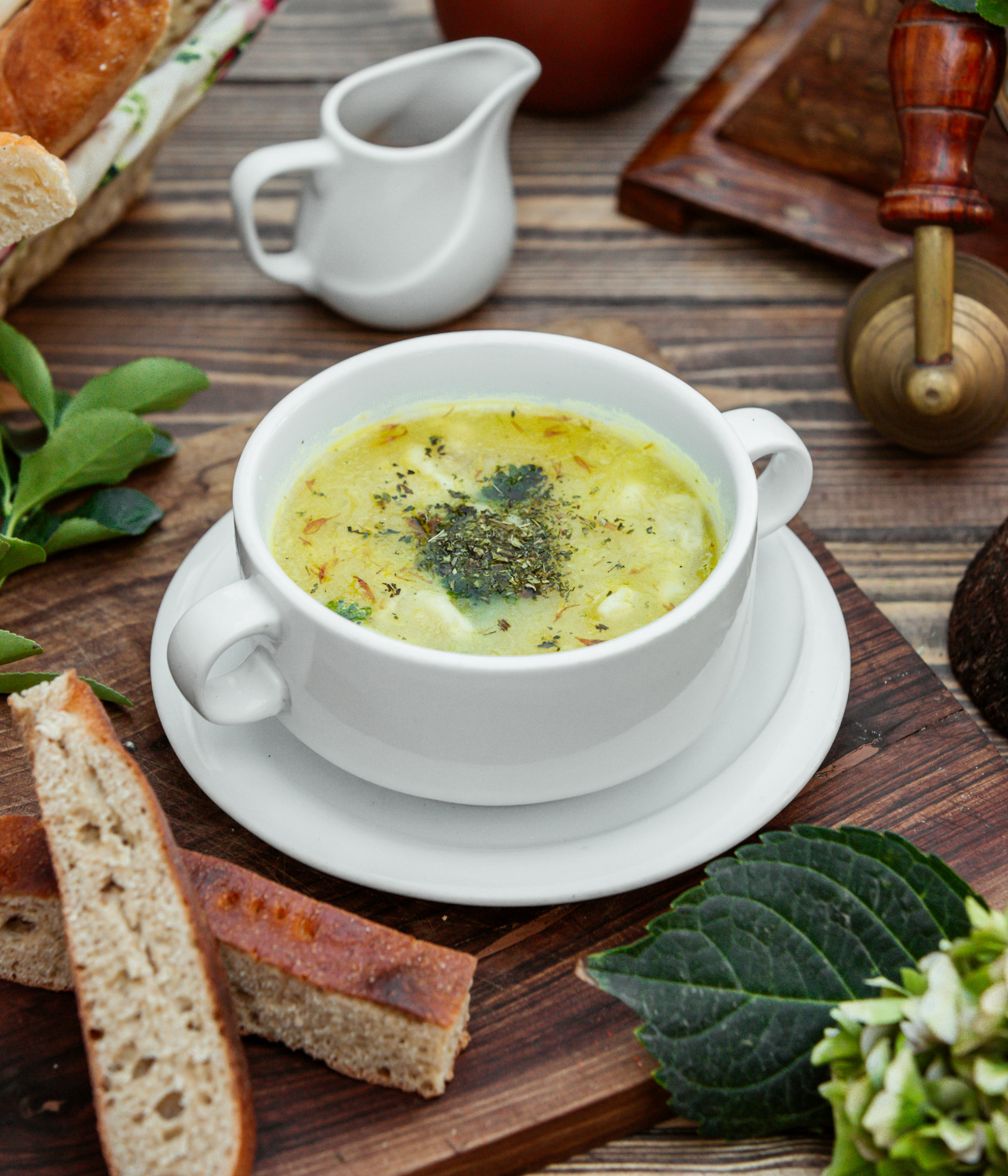 Восточный лекарственный бульон. Суп с пельменями и горошком. Dumpling Soup on Wood Table. Wood Table Dumpling Soup.