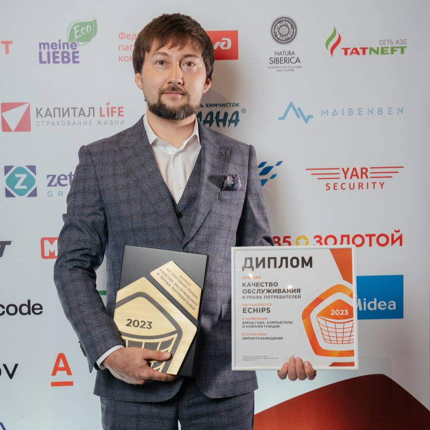 Руководит Echips — Камиль Хужиахметов с наградами в руках