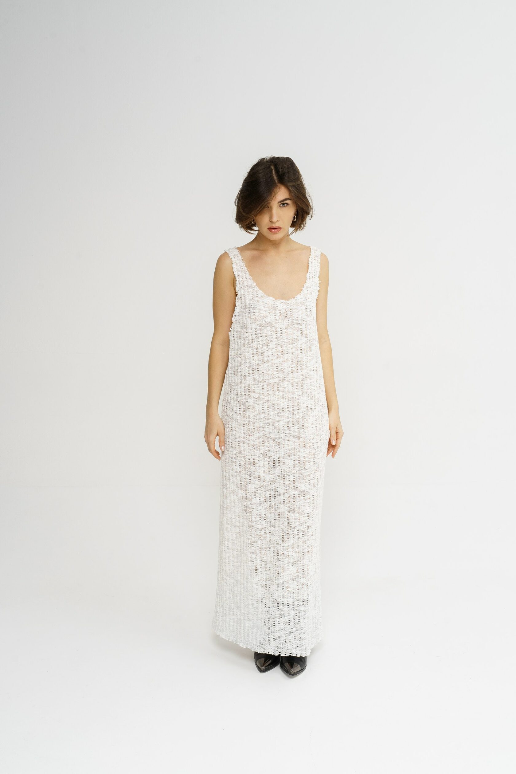 Молочное платье с узорной вязкой и открытыми плечами