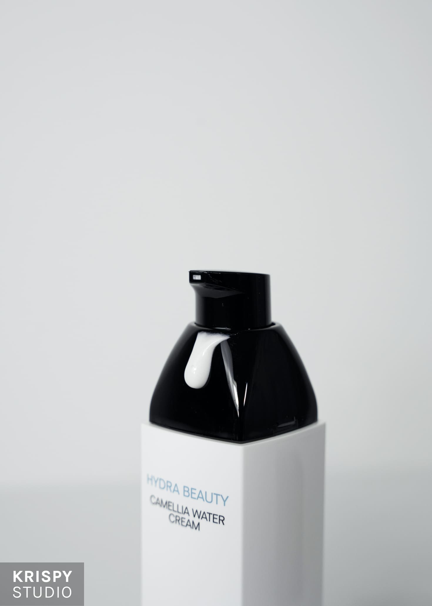 Продукты Chanel в минималистичной фотосессии, выполненной в студии с подбором реквизита и цветокоррекцией.