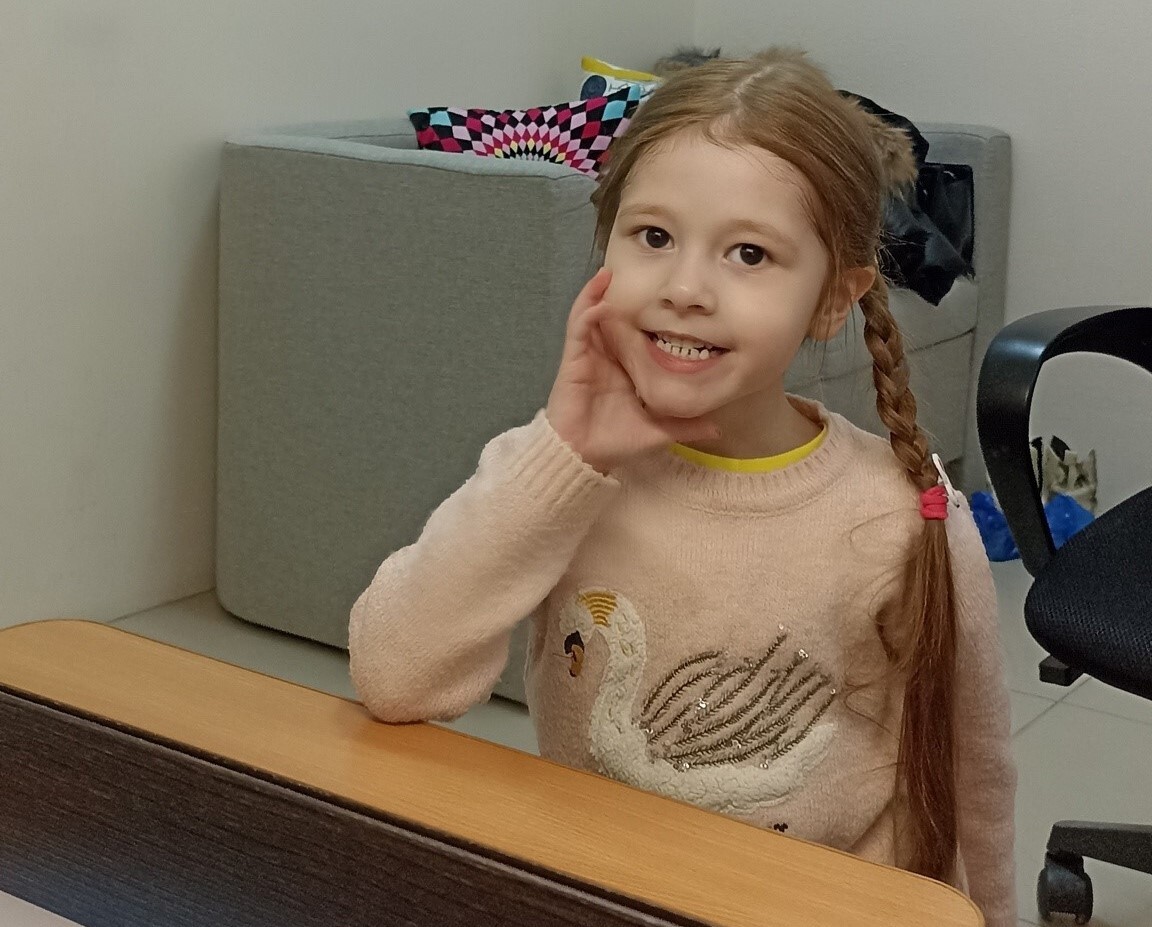 Ученица на занятии с логопедом