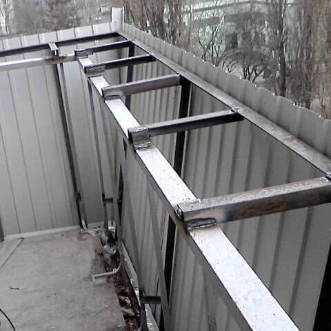 вид с балкона на оживленный проспект фото