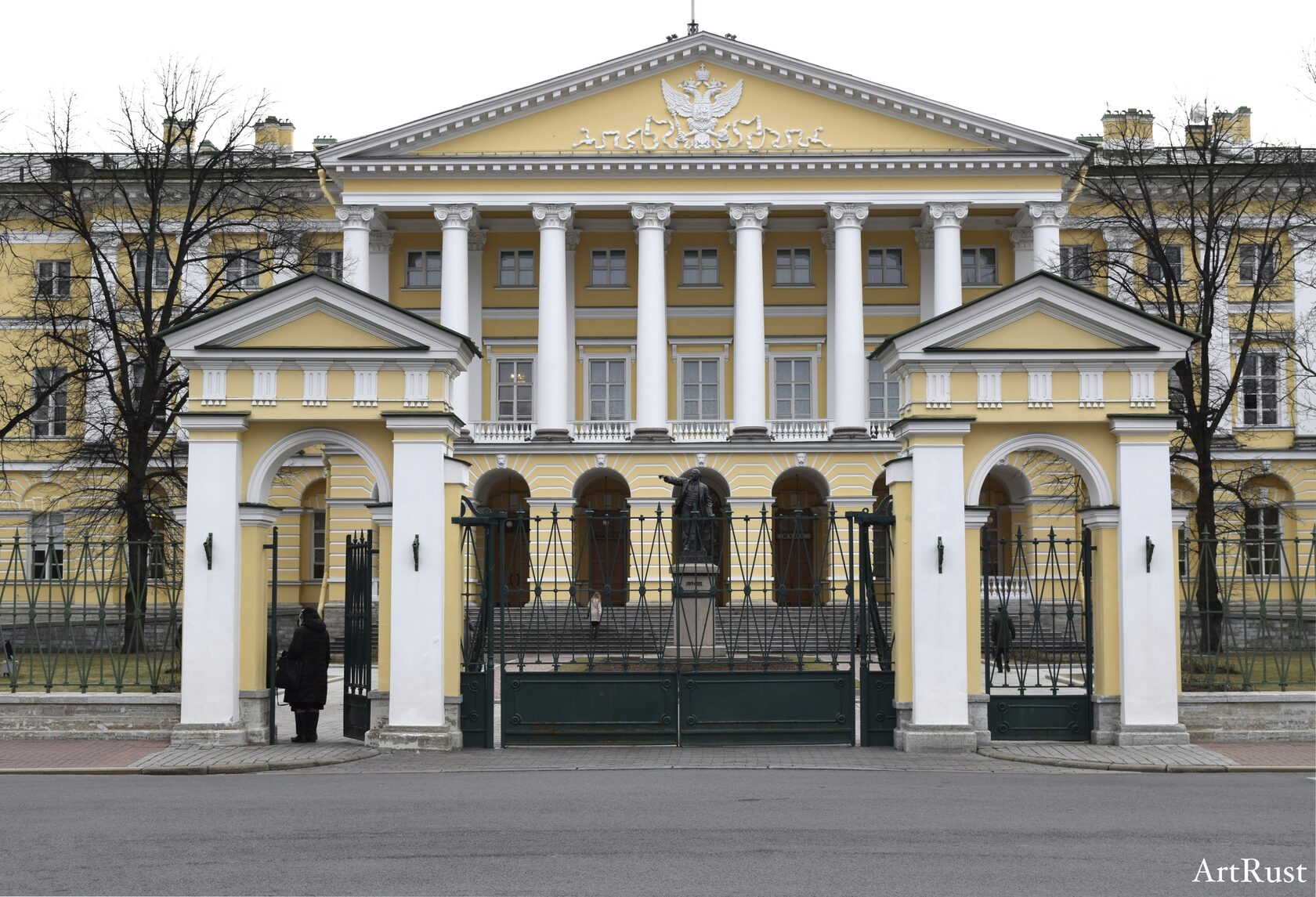 Смольный институт в санкт петербурге фото