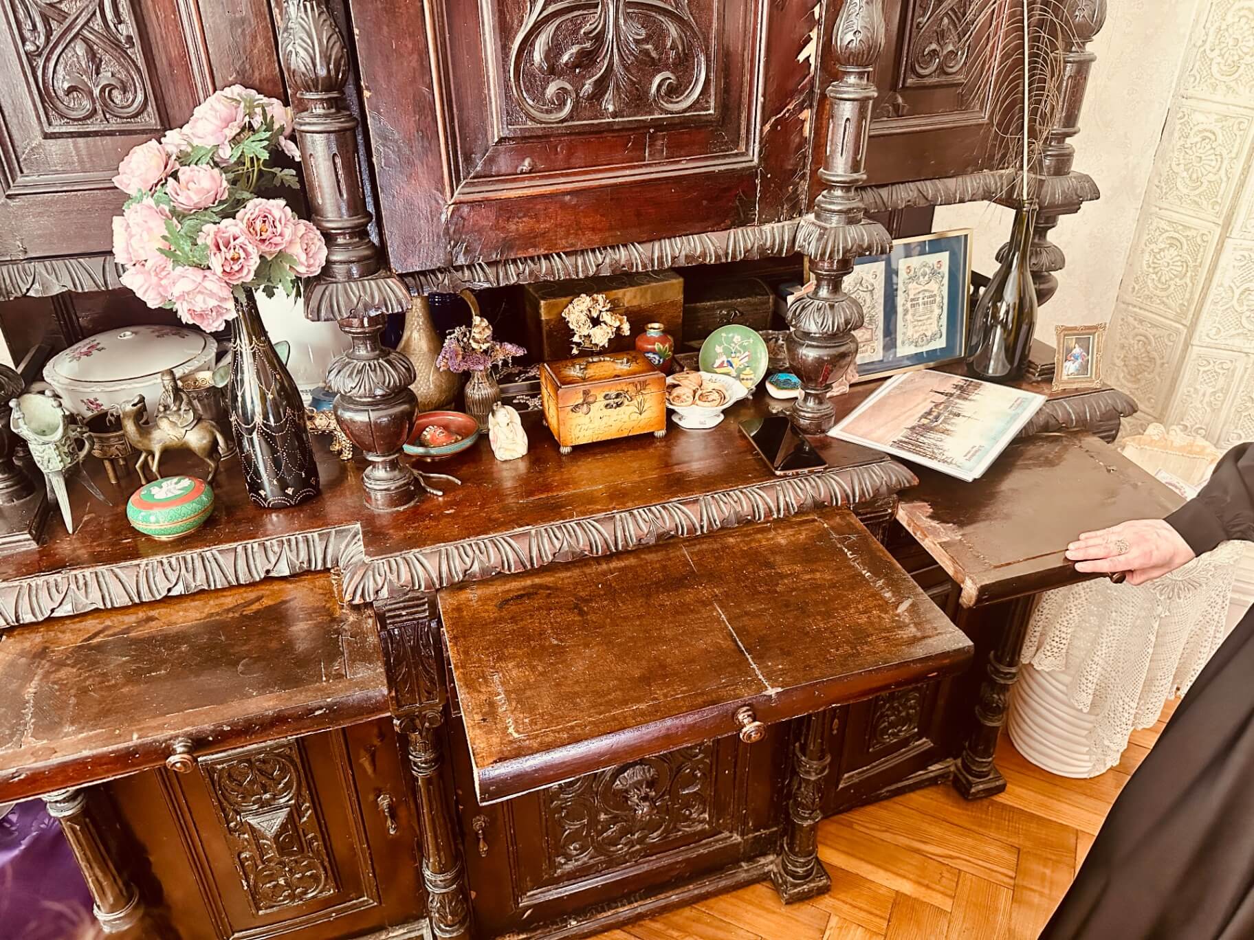 Антикварный деревянный буфет с выдвижными полками для сервировки посуды, XIX век