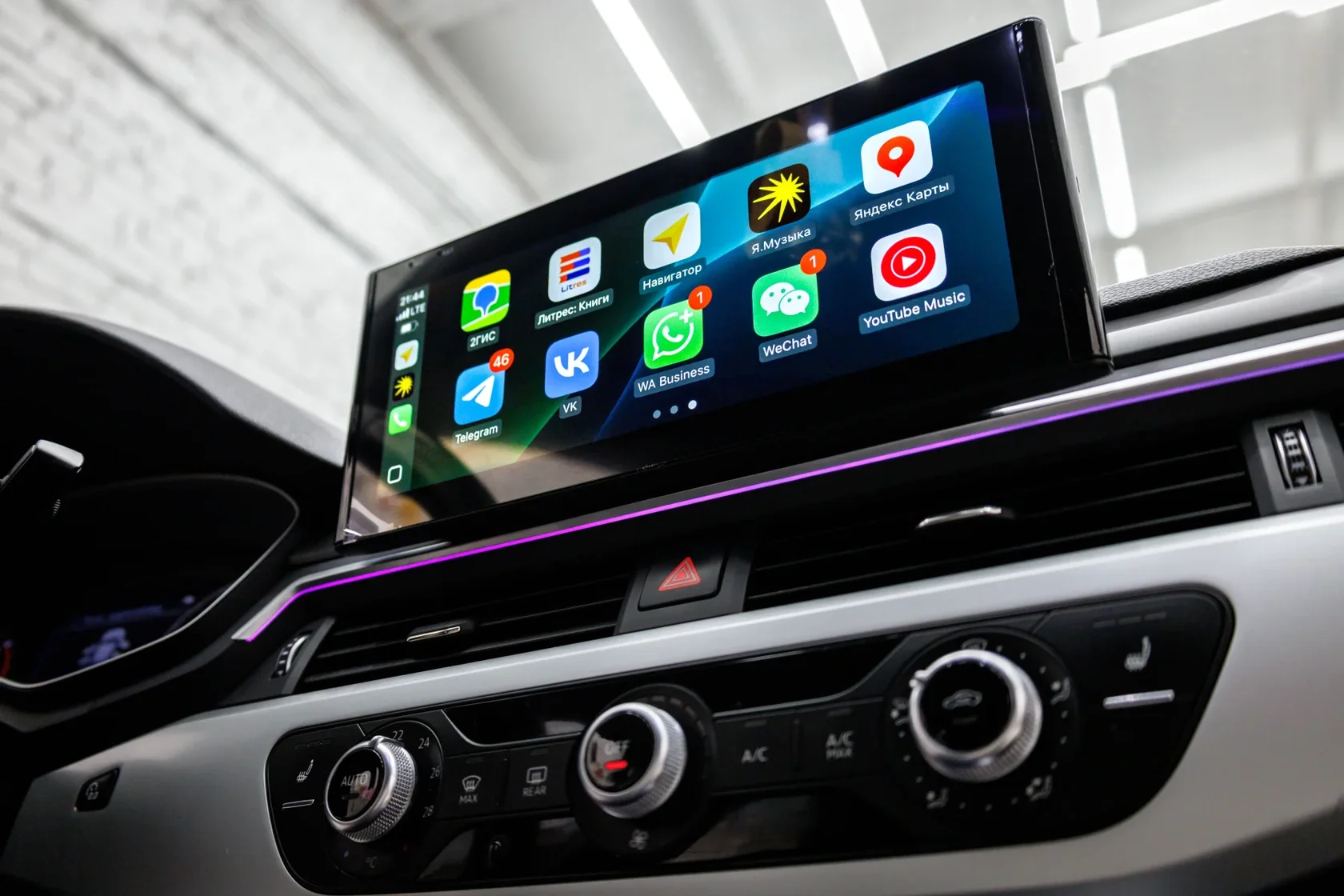 Установленная мультимедиа с Apple CarPlay в штатное место торпедо автомобиля