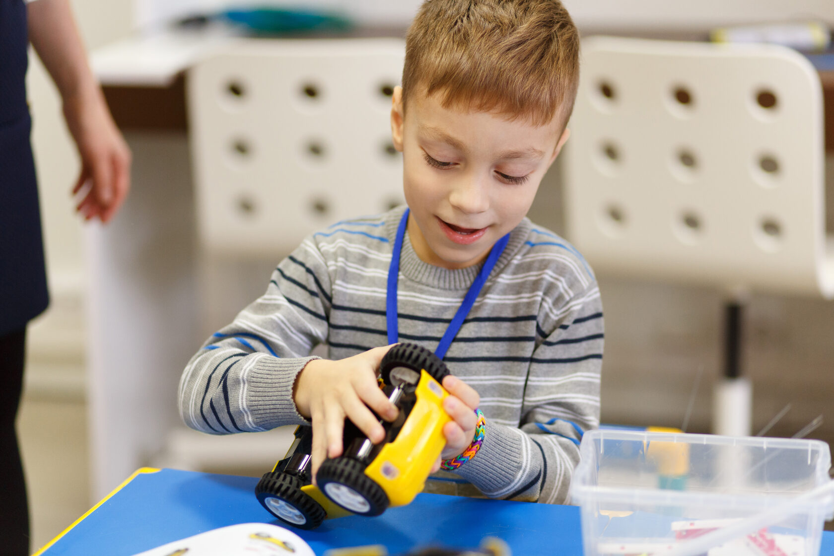 Собранный мальчик. Мальчик собирает модель. Radio Controlled car boy. Мальчики собирают станок. Classes in the School of Radio-Controlled cars.