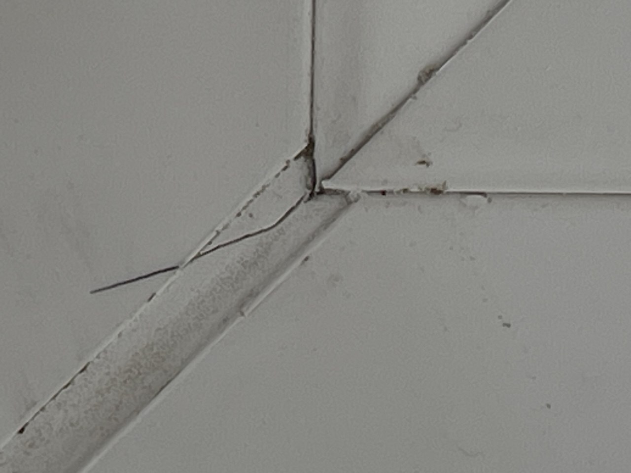 Трещина рамы окна