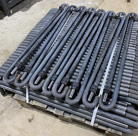 Металлические болты, сложенные на поддоне