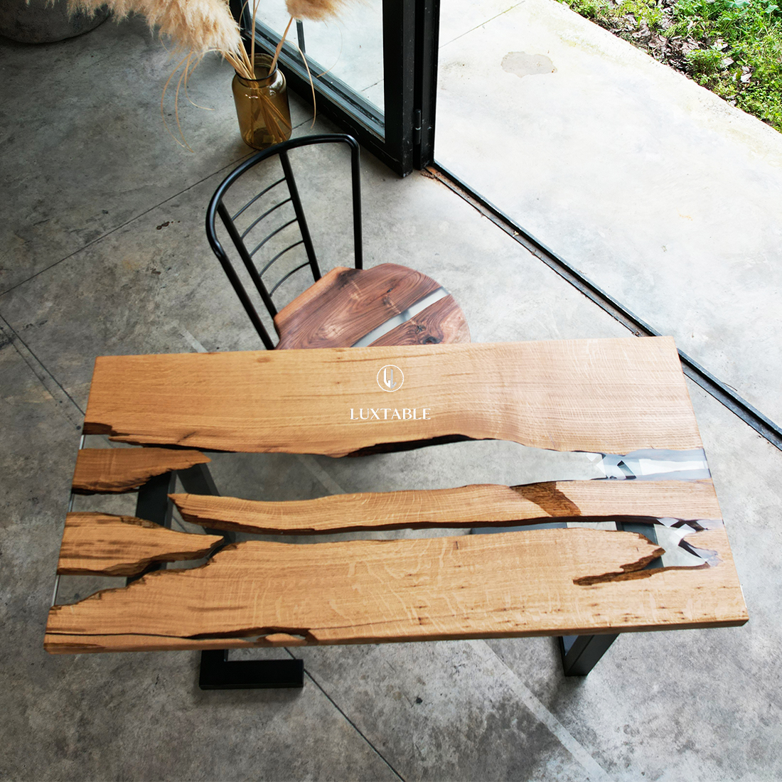 Epoxidharz Tische Alagoas aus europäischem Nussbaum und hellblauem Epoxidharz mit Metallic Effekt