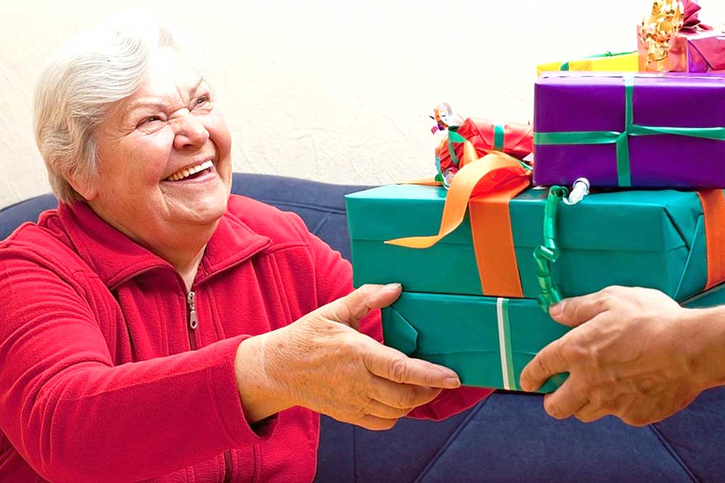 Топ-10 лучших идей подарков бабушке на Новый год