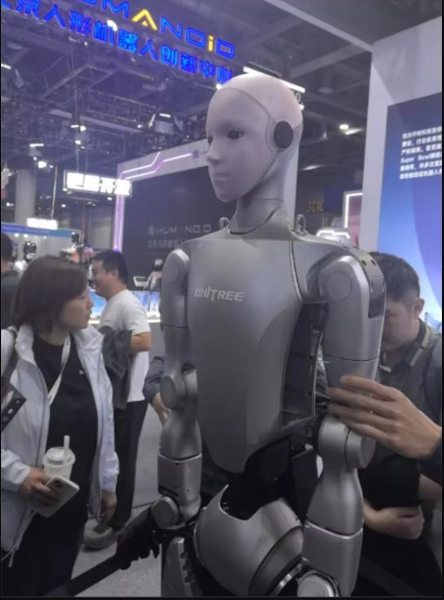 Робот-гуманоид Unitree H2 выступает на технологической конференции в Москве
