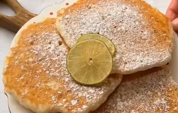 Приготовление сырных оладий на кефире на сковороде: шаг 7