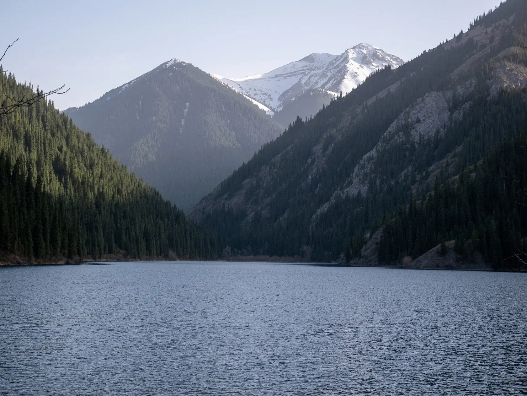 Первое Кольсайское озеро — вид с берега, тянь-шаньские ели