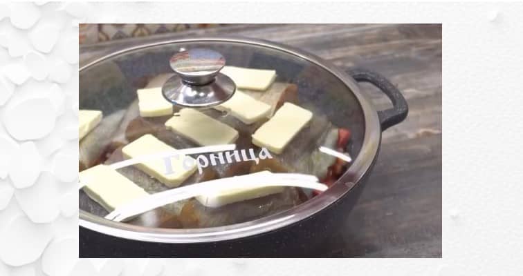 Приготовление тушёного минтая с овощами в сковороде: шаг 10