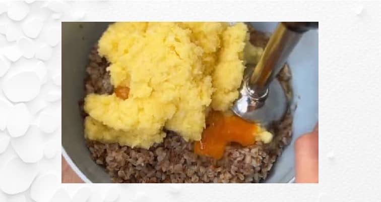 Приготовление котлет из вареной гречки с луком и картофелем на сковороде: шаг 3