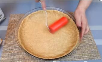 Приготовление пирога киш с лососем и брокколи: шаг 5