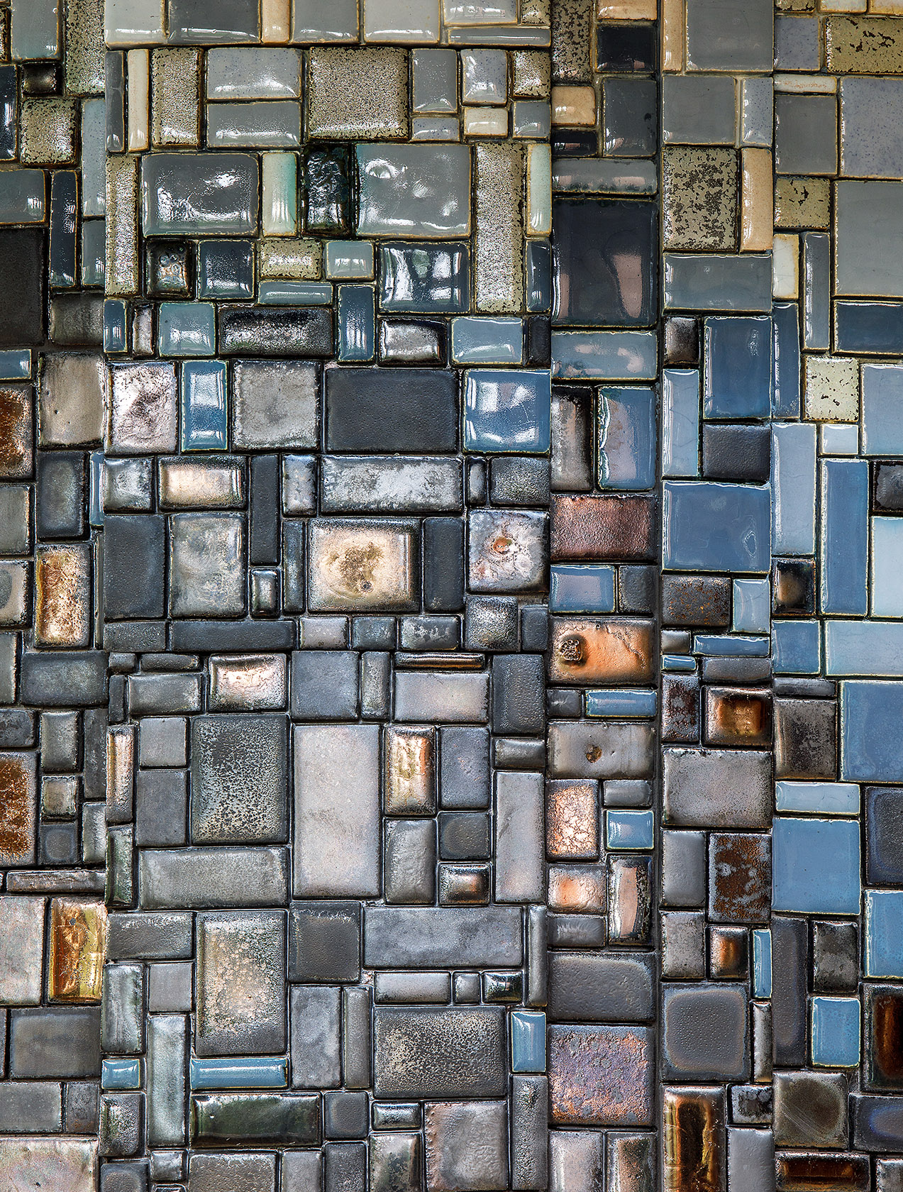 Синяя, бежевая, черная, голубая с золотом мозаика из керамики для облицовки камина