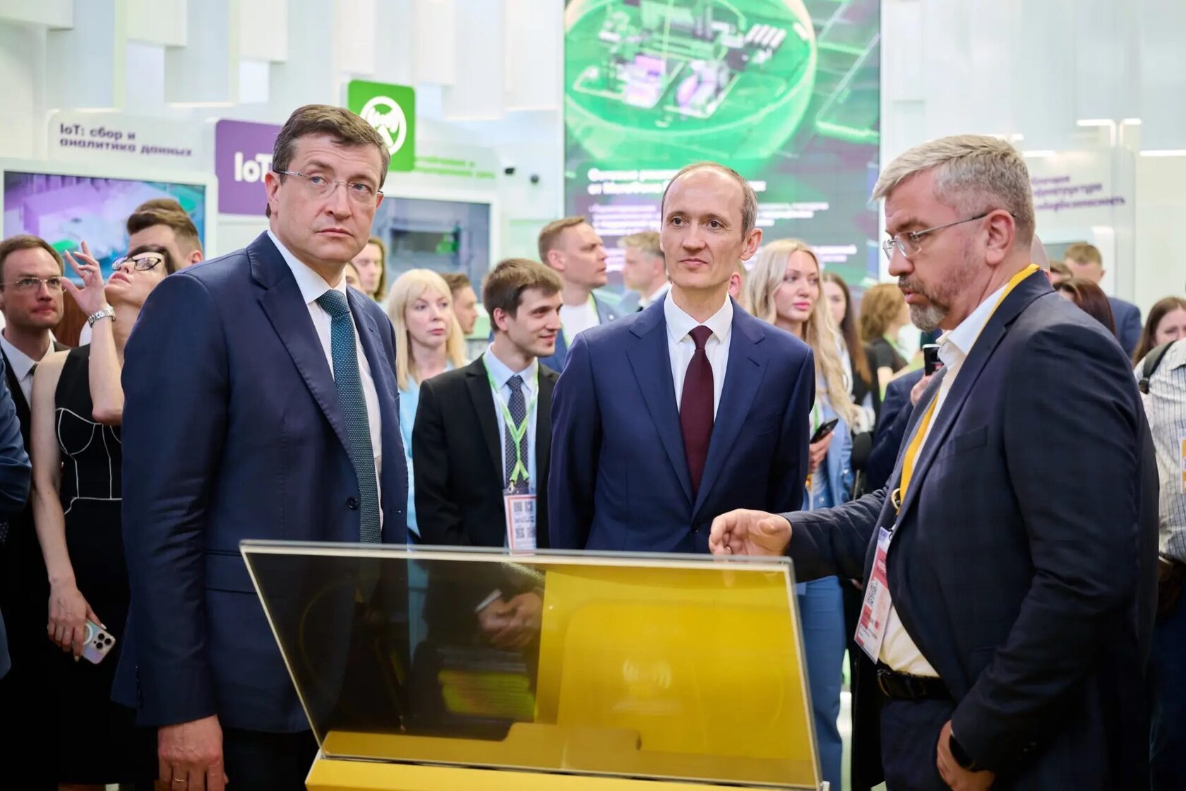 Дмитрий Григоренко на конференции ЦИПР 2026 знакомится с российскими ИТ-разработками и проектами импортозамещения программного обеспечения.