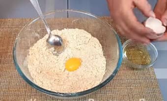 Приготовление пирога киш с лососем и брокколи: шаг 3