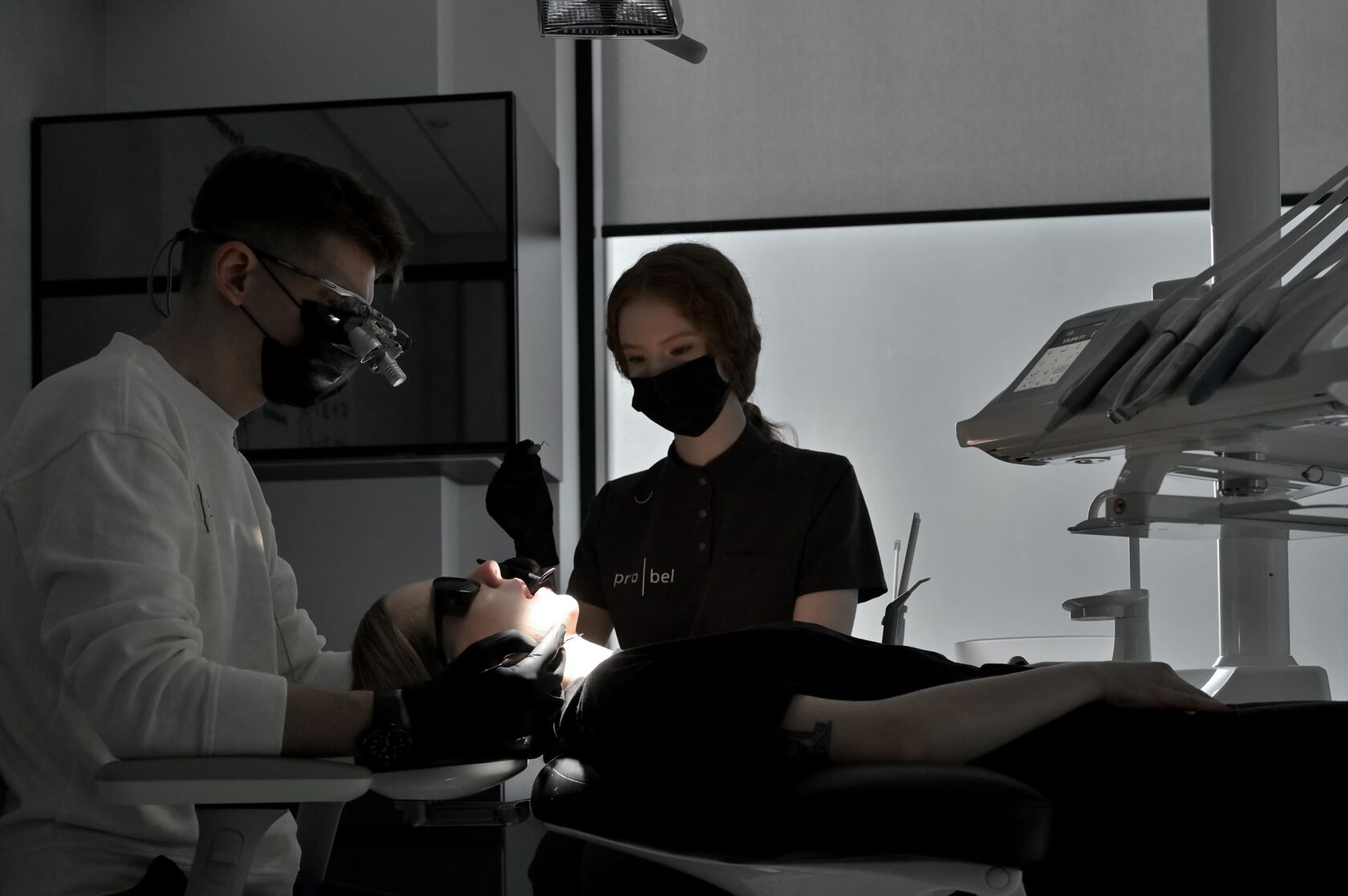 Контрольный осмотр после установки имплантов и коронок в стоматологии Пробел, Москва