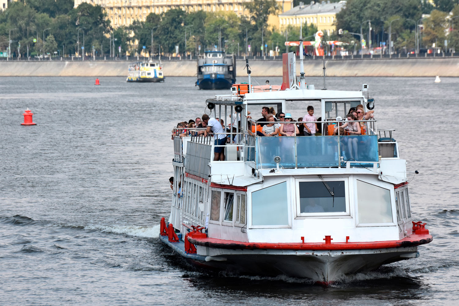 Судно москва. Теплоход Москва 202. Теплоход Азимут Прага. Теплоходы Прага Свобода Азимут. Теплоход Азимут Прага Москва.