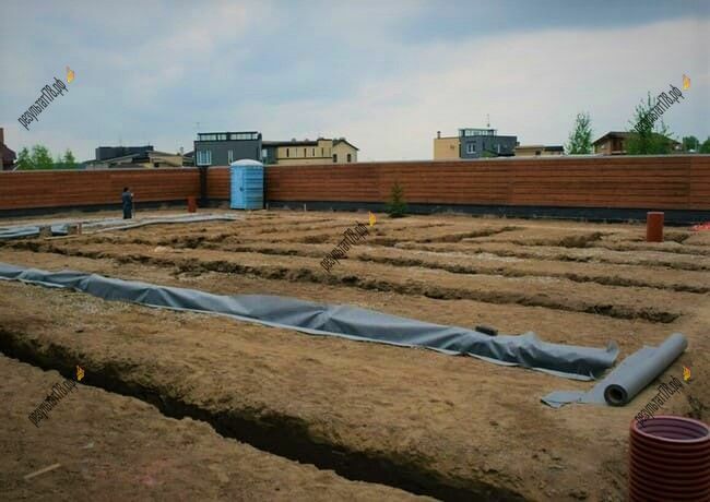 Подготовка траншей при работах по дренаж участка под ключ на нашем объекте в спб и ло