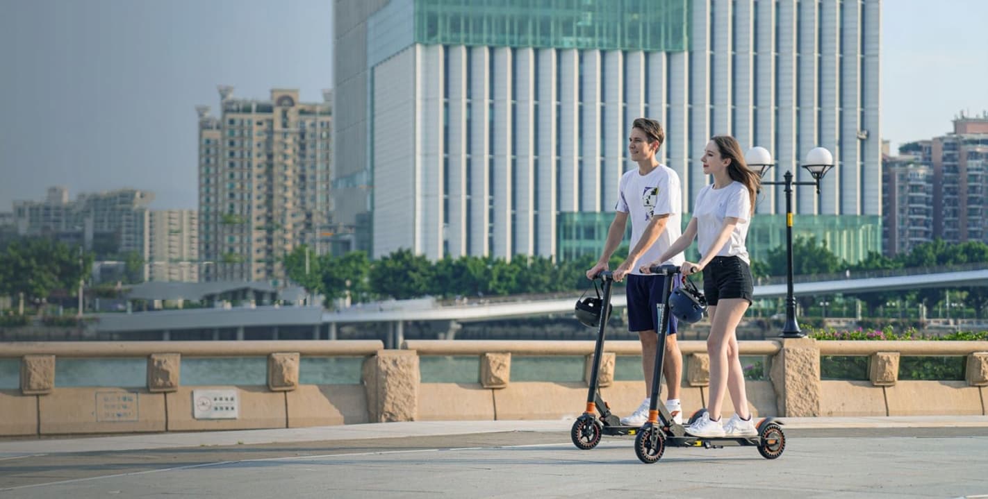 Влюбленные гуляют с электросамокатами