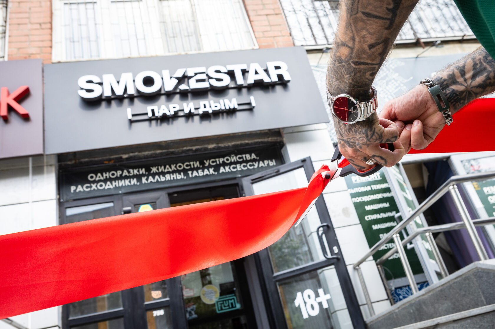 Мужчина перерезает ленту магазина SMOKESTAR