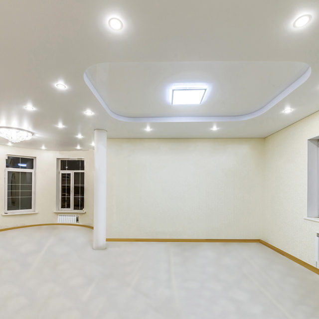 Матовый потолок в гостиной